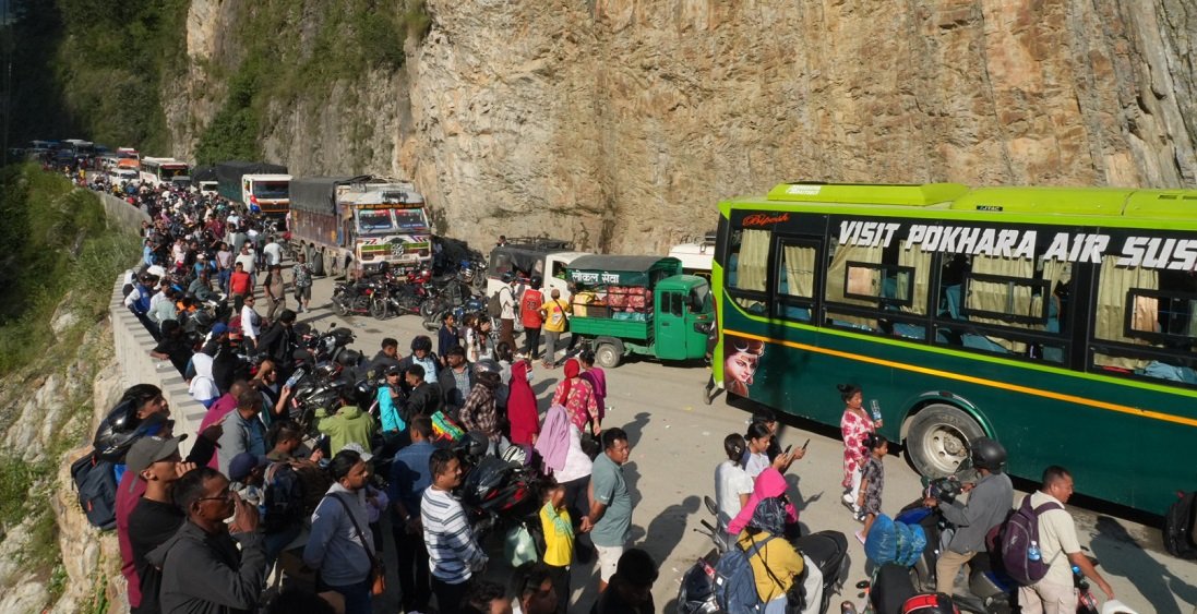 तुइनखोलामा पाँच घण्टादेखि जाम खुलेन, दसैँमा घर जाँदै गरेका यात्रुको बिचल्ली (तस्बिरहरू)