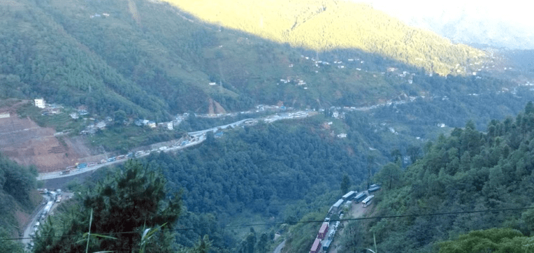 नागढुंगा–नौबिसे सडकखण्डमा बस पल्टिँदा घण्टौँ जाम