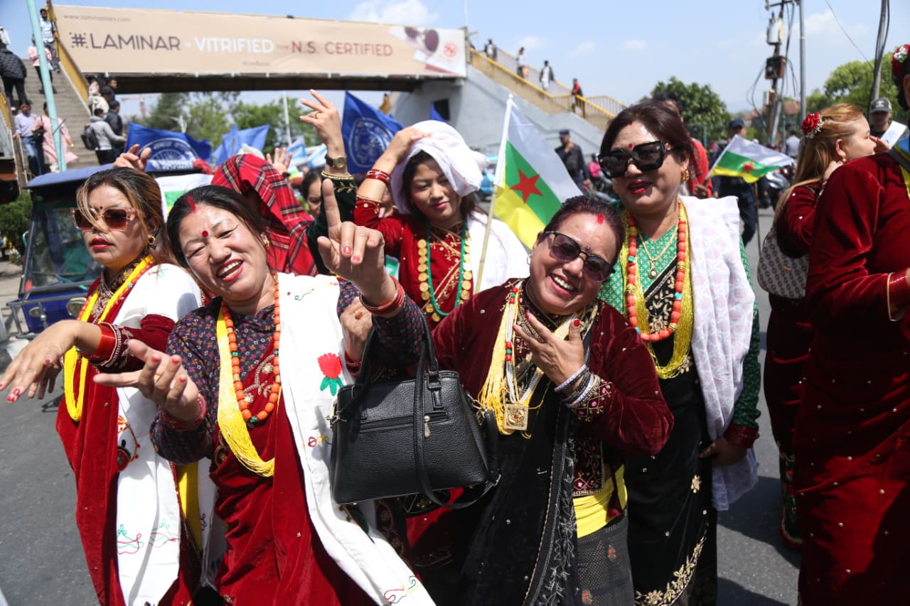 तस्बिरमा आदिवासी जनजातिको र्‍याली