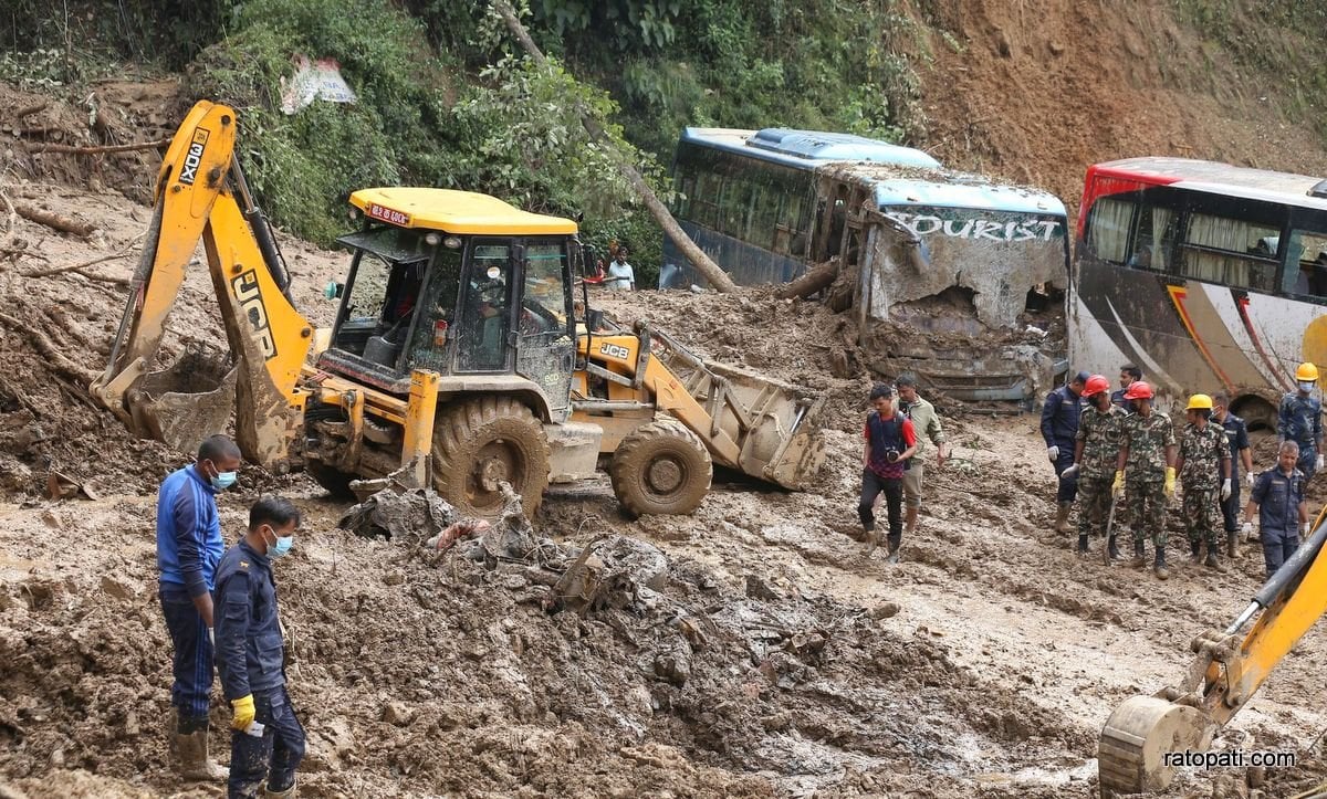 तस्बिरमा झ्याप्ले खोला पहिरो, यसरी हुँदैछ उद्धार