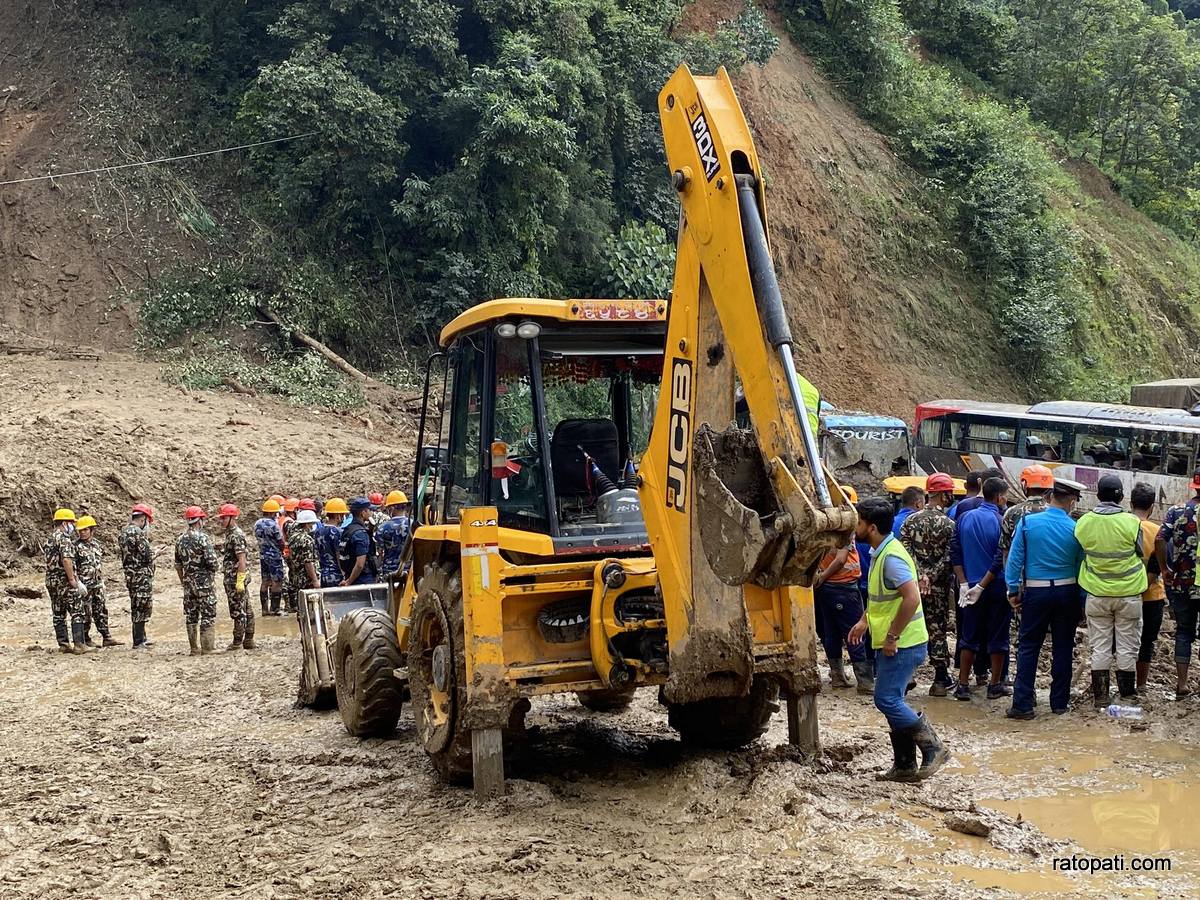 झ्याप्ले खोलाको पहिरो पन्छाइयो, सडक दुईतर्फी खुल्यो