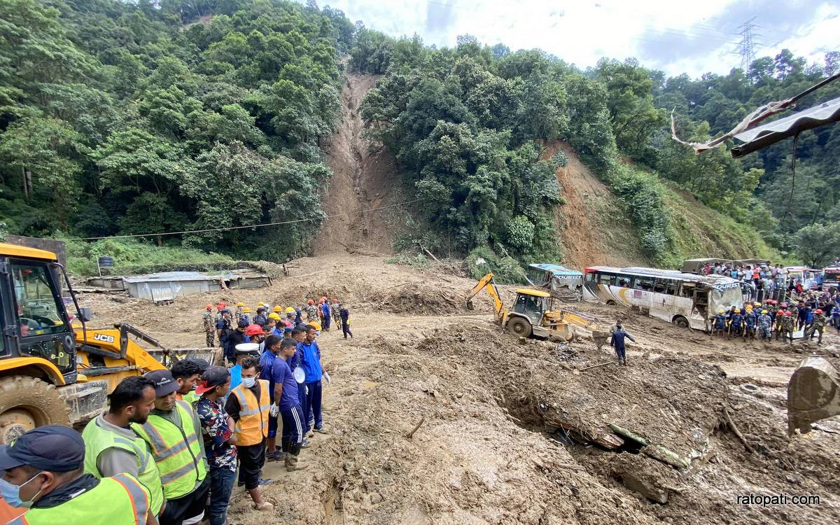 झ्याप्ले खोलामा रमितेहरूको भीड, माइकिङ गरेर हटाउँदै प्रहरी (तस्बिरहरू)