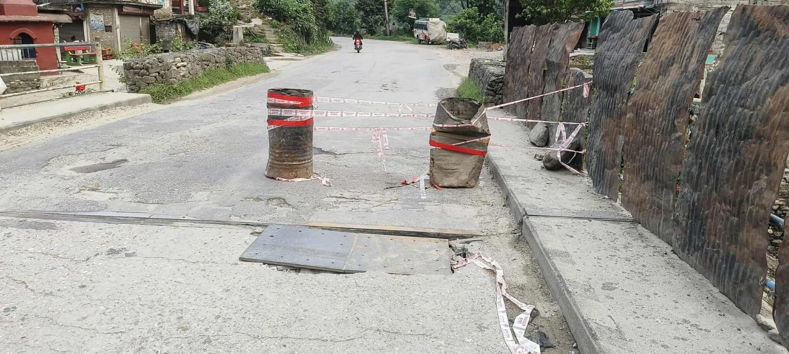   धादिङको हुग्दीखोला पुलमा भ्वाङ, सवारी एकतर्फी सञ्चालनमा