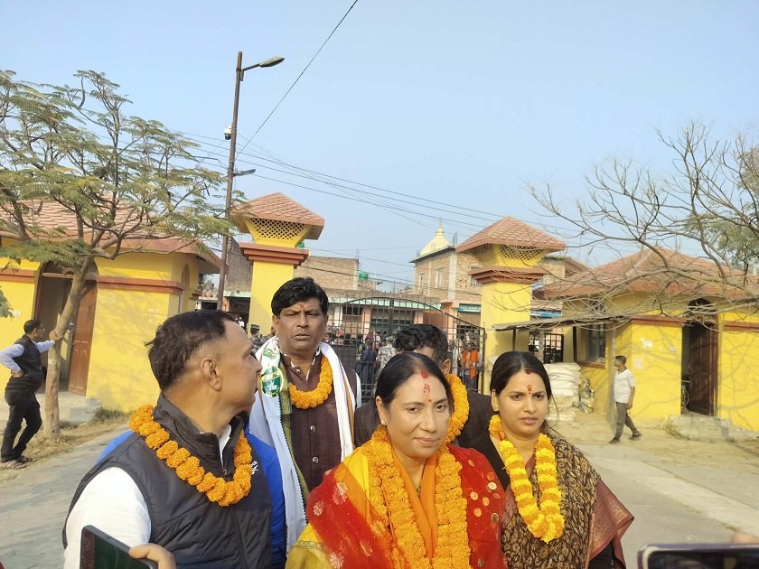   नाचगान र बाजागाजासहित उम्मेदवारी दर्ता गराउन पुगिन् जुली, विपक्षी दलहरूको विरोध
