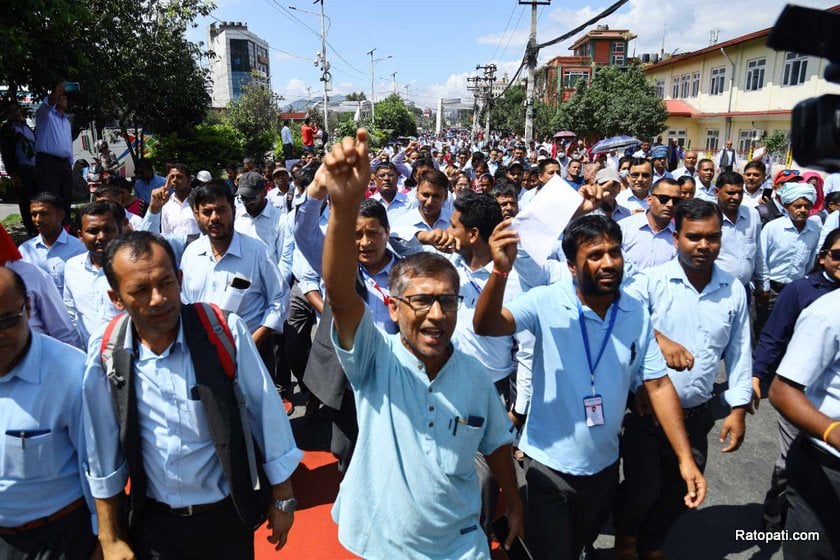 शिक्षकहरूद्वारा काठमाडौँ महानगरको निर्देशन अवज्ञा, आन्दोलनमै जाने निर्णय