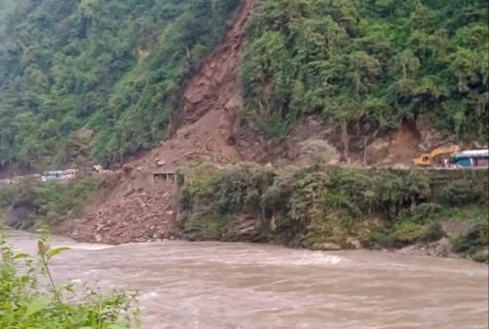   मुग्लिन–नागढुंगा सडकखण्डको जवाङ खोलामा पहिरो, पृथ्वी राजमार्ग दुईतर्फी अवरुद्ध