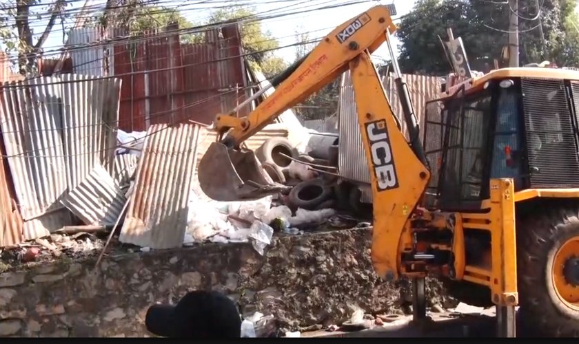   रानीबारी क्षेत्रका कवाडी सङ्कलन केन्द्रमा काठमाडौँ महानगरले चलायो डोजर