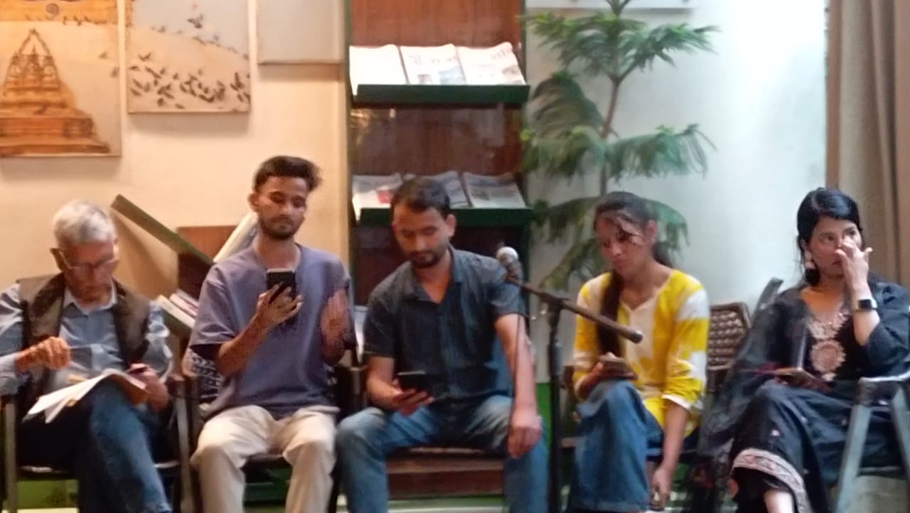   सुसेला काव्यशालामा नारायण ढकालका कविता र गीत प्रस्तुत