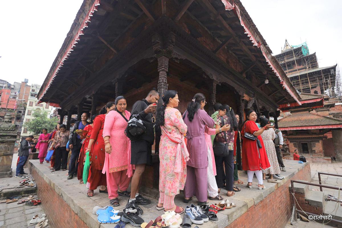   कागे अष्टमी पर्व : हनुमानढोकास्थित कागेश्वरी महादेवमा श्रद्धालुहरूको भीड