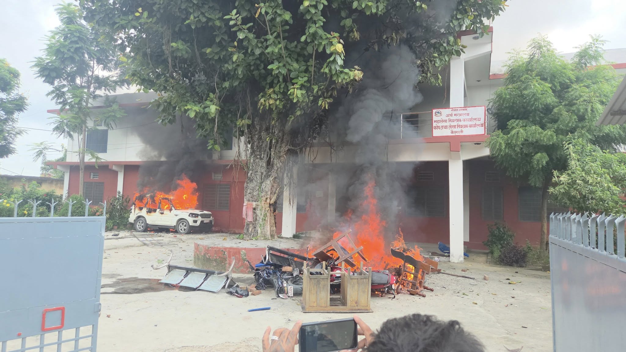   जेनजी आन्दोलनमा तहसनहस भएका कैलालीका सरकारी कार्यालयहरू सेवा सुचारु गर्ने प्रयासमा