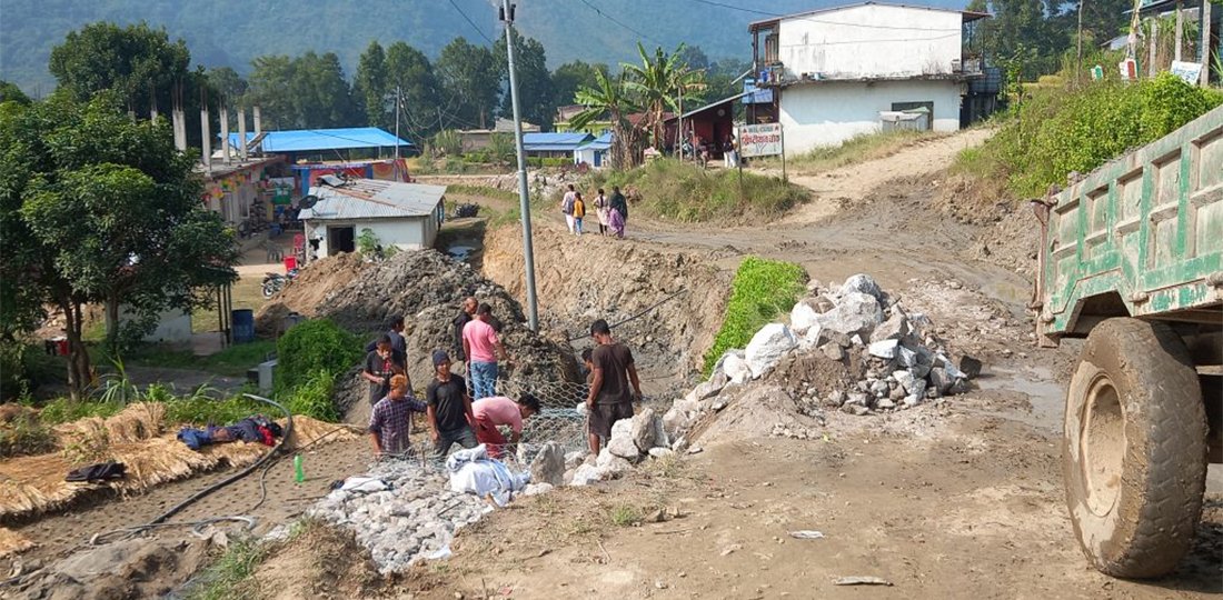फेरिँदै कैलाशको मुहारः स्थानीयको ‘आँगनमै’ कालोपत्र सडक