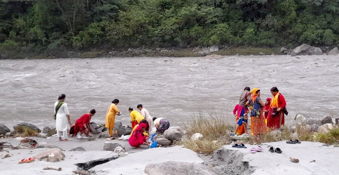 हरिशयनी एकादशीको अवसरमा कालीगण्डकीमा स्नान गर्नेको घुइँचो