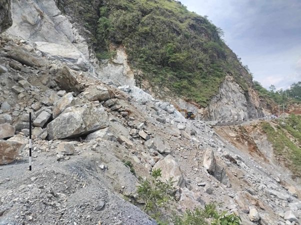   पहिरोका कारण कालीगण्डकी सडक अवरुद्ध
