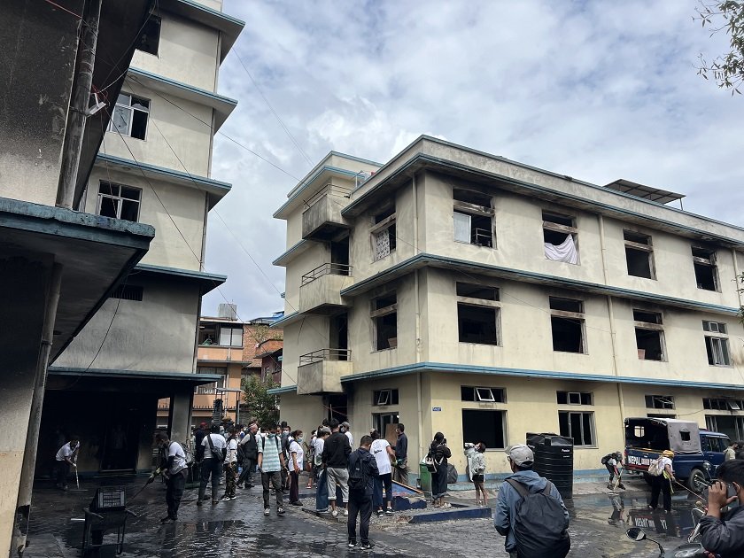   हर्क साम्पाङका समर्थकले सफा गरे कालिमाटीको प्रहरी वृत्त