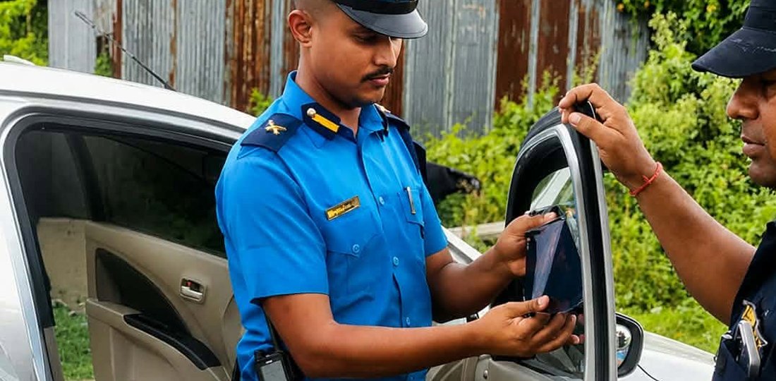 पर्सा प्रहरीले पनि हटाउन थाल्यो सवारी साधनको कालो सिसा