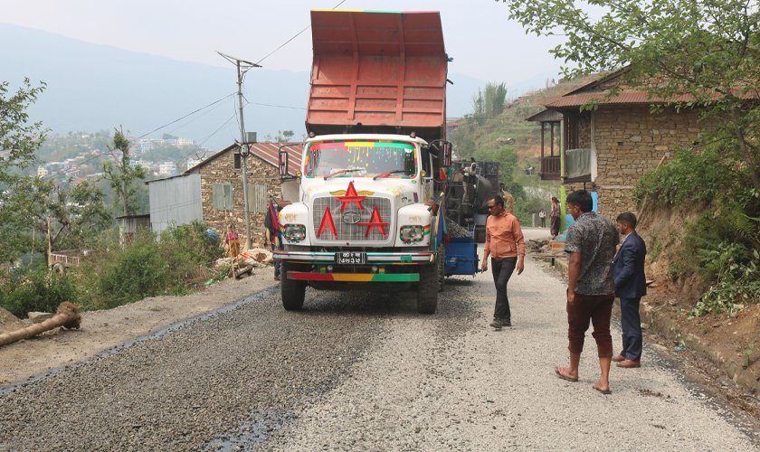 दिक्तेल–खानीडाँडा–आहाले सडक : ६ वर्षपछि कालोपत्र सुरु