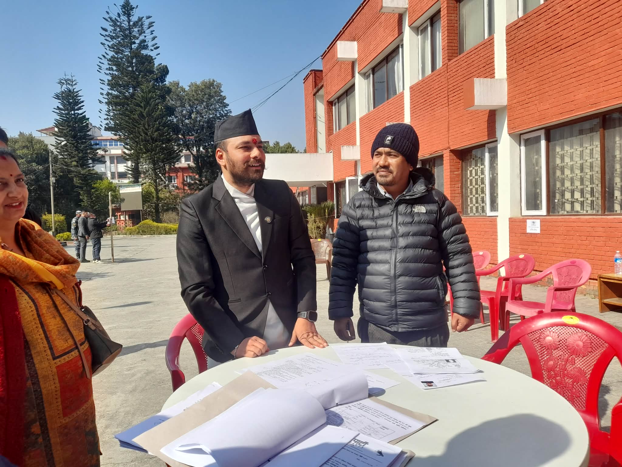   स्वतन्त्र उम्मेदवार कोइरालाले गराए काठमाडौँ १ मा पहिलो उम्मेदवारी दर्ता