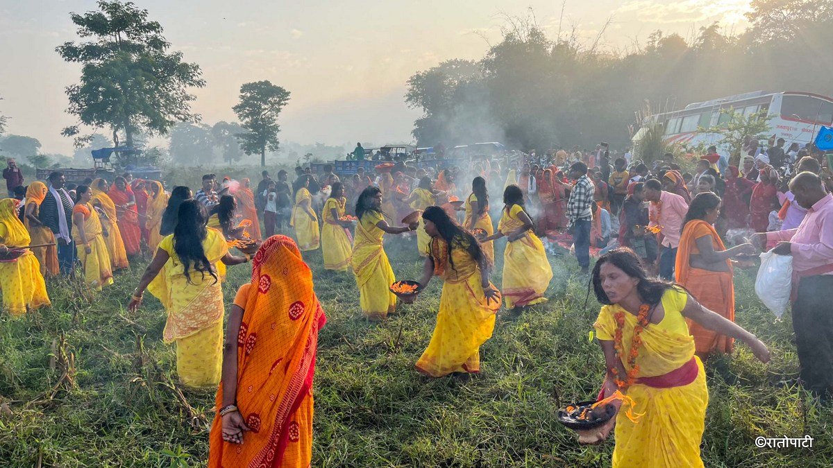   कमला नदीमा भक्तजनको घुइँचो, 'भूत-प्रेत' हट्ने जनविश्वास (तस्बिरमा हेर्नुहोस्)