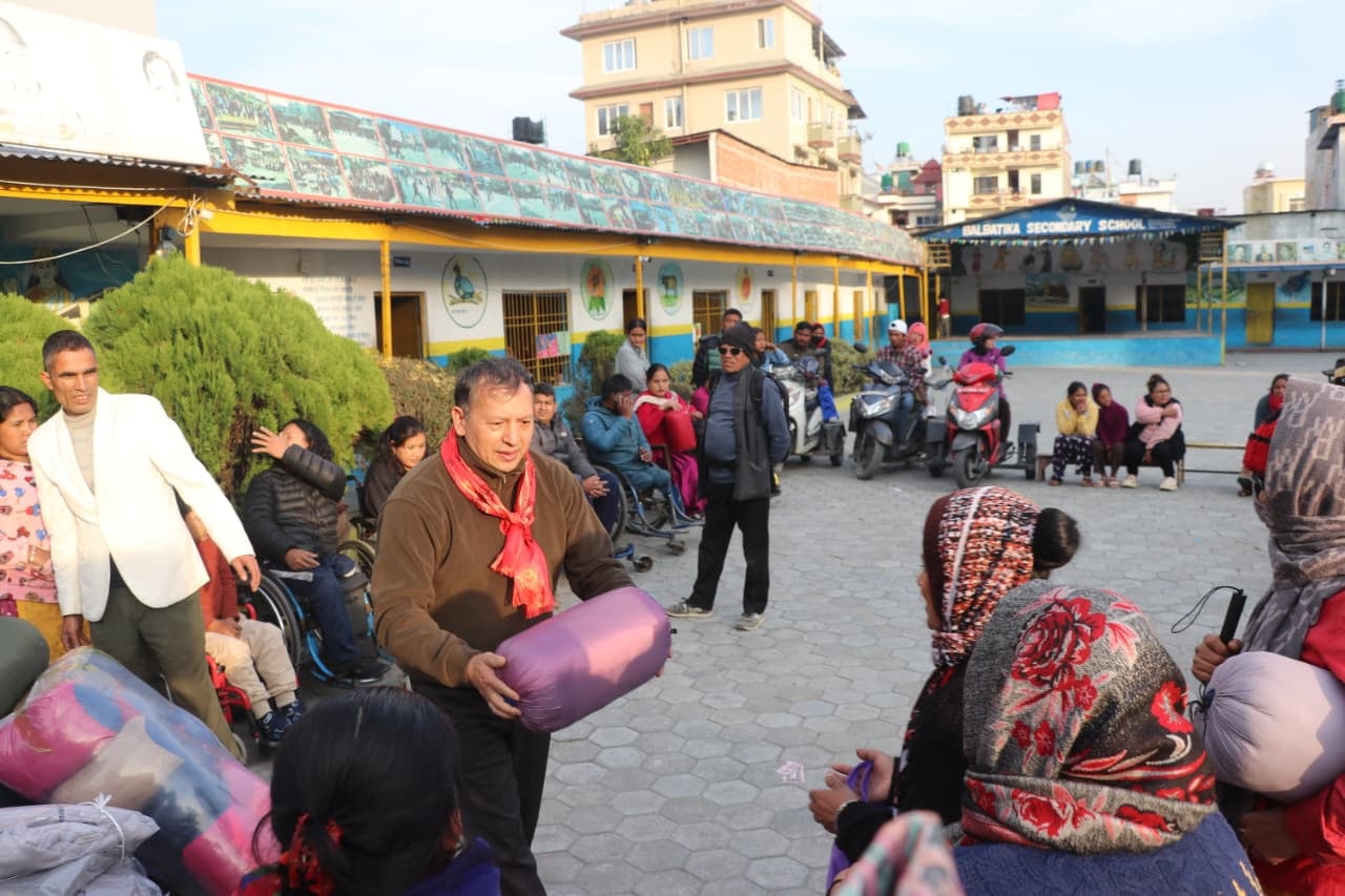   अपाङ्गता भएकाहरूलाई न्यानो कपडा वितरण