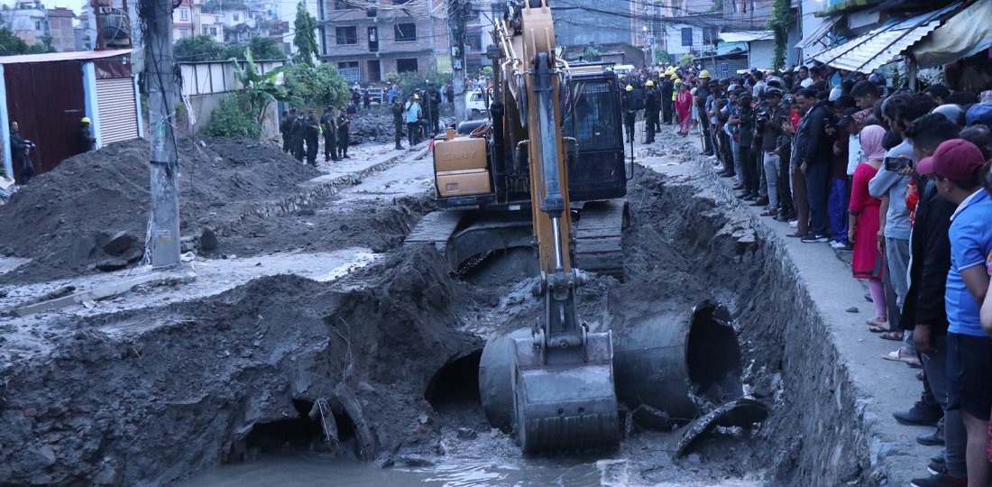 कपनमा चल्यो डोजर, तस्बिरमा हेर्नुहोस्