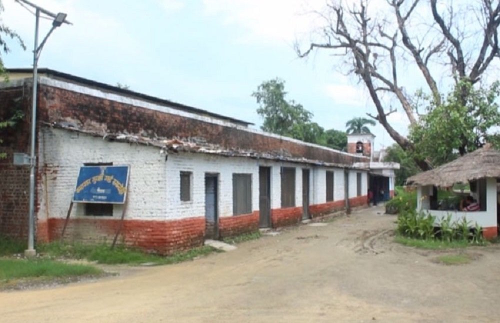   रवि लामिछानेको कोठाको झ्यालमा रहेको प्लाइउड हटाएर जाली राखियो