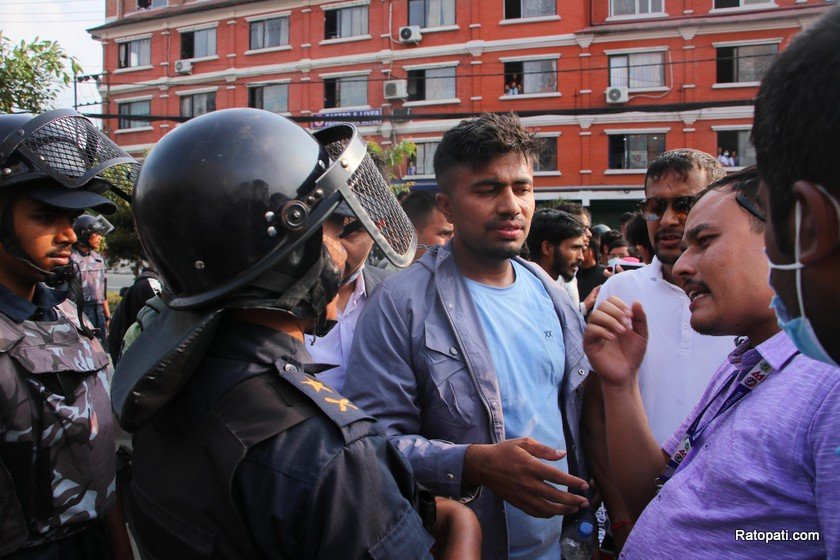 स्थानीय तहका कर्मचारी र प्रहरीबीच झडप, २५ जना घाइते (तस्बिरहरु)