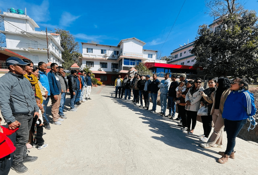 काम ठप्प पारेर कर्णालीका स्थानीय तहका कर्मचारी आन्दोलन गर्न वीरेन्द्रनगरमा