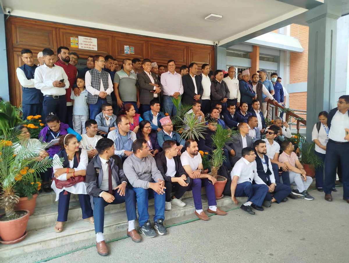   सामान्य प्रशासन मन्त्रालय अगाडि कर्मचारीको विरोध