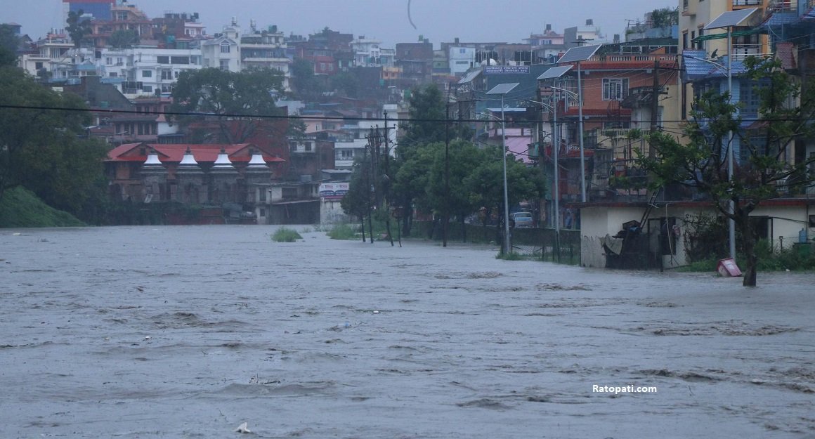 भारी वर्षापछि काठमाडौँका विभिन्न स्थान डुबानमा (तस्बिरहरू)