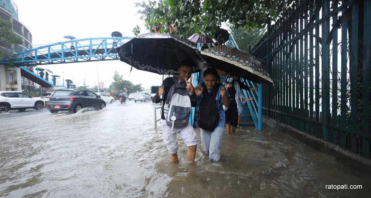 अविरल वर्षाले काठमाडौँका सडक जलमग्न (तस्बिरहरू)