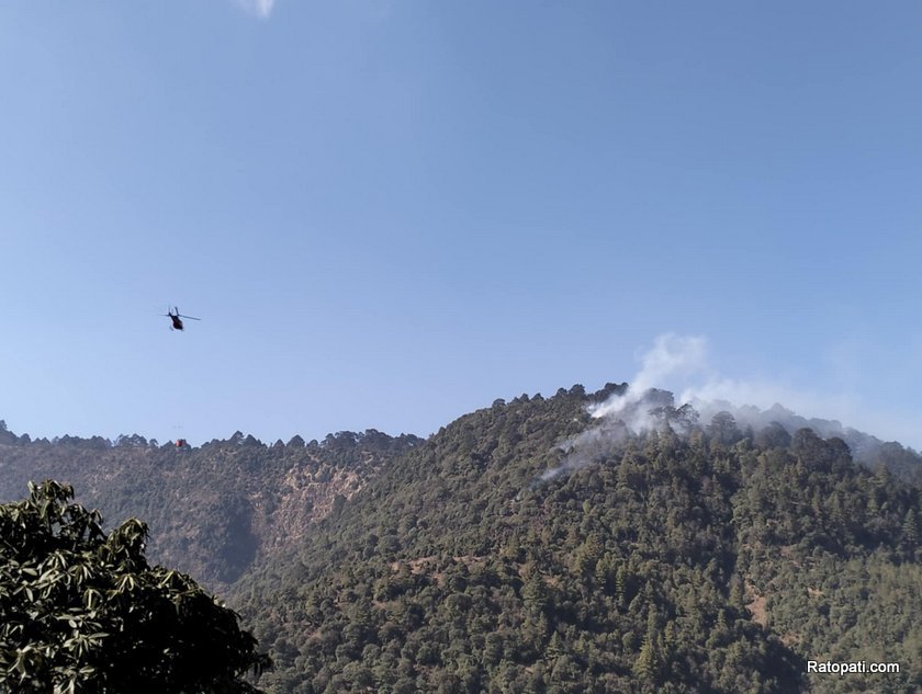 काभ्रेको महाभारतमा लागेको आगलागी नियन्त्रण गर्न हेलिकप्टरबाट पानी हालिँदै