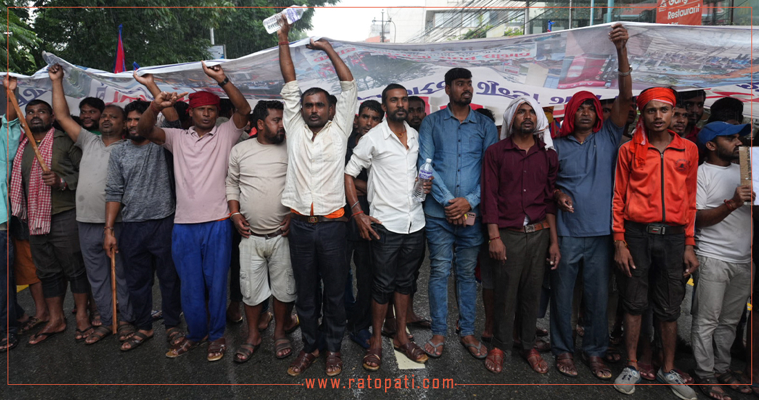   झरीमा रुझ्दै महानगरको कार्यालय पुगे कवाड व्यवसायी, तस्बिरहरू