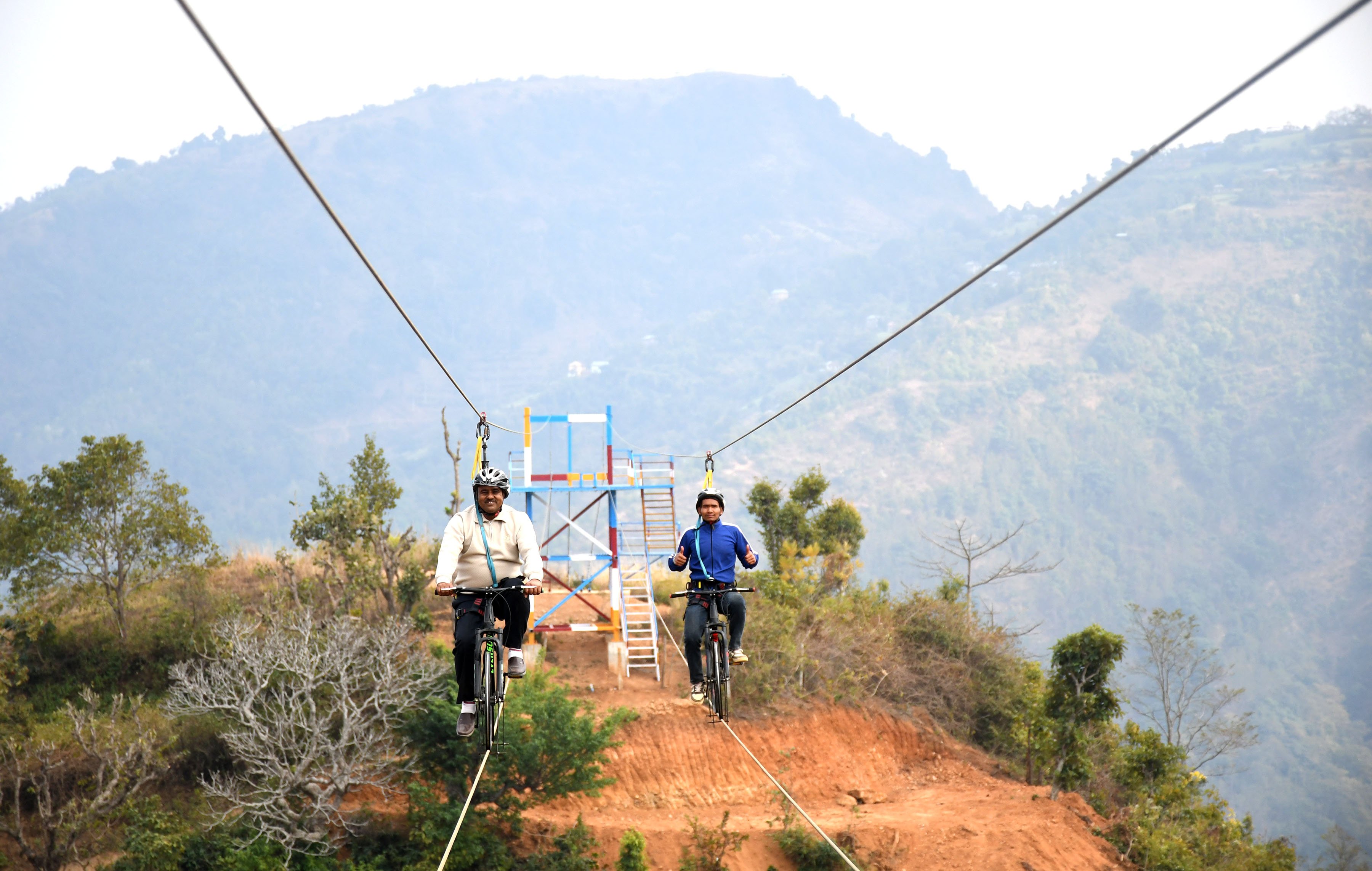 स्काई साइक्लिङ रमाउँदै पर्यटक