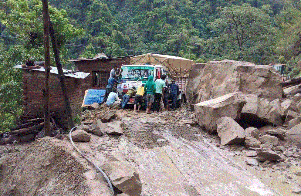 पहिरोले उत्तर–दक्षिण कोशी राजमार्ग अवरुद्ध