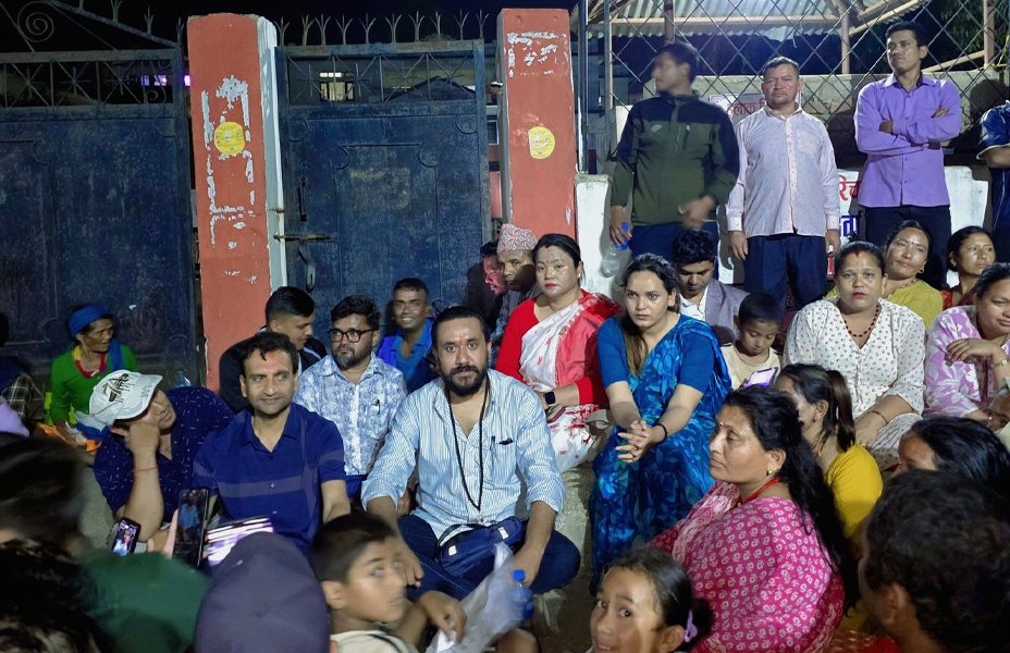   हिरासतमा दलित युवाको मृत्यु प्रकरण: जिल्ला प्रशासन अगाडि सांसदहरूको अनिश्चितकालीन धर्ना