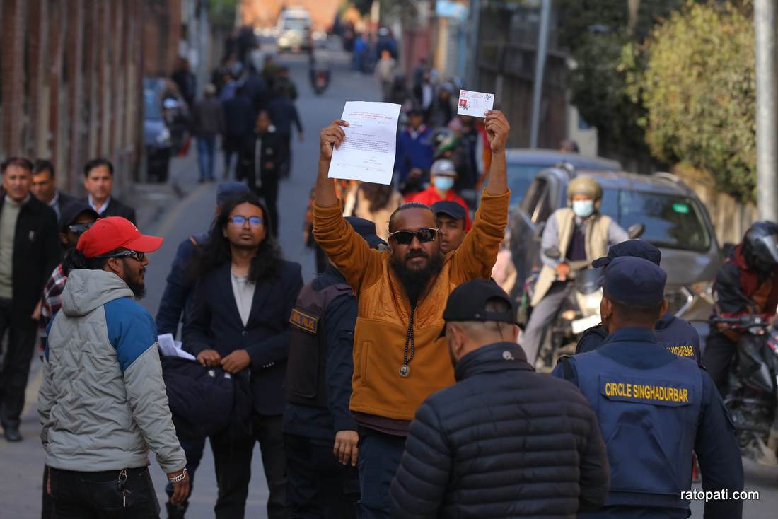 दुई बोरा नागरिकताका फोटोकपी बोकेर प्रशासन पुगे खगेन्द्र सुनार, तस्बिरहरु