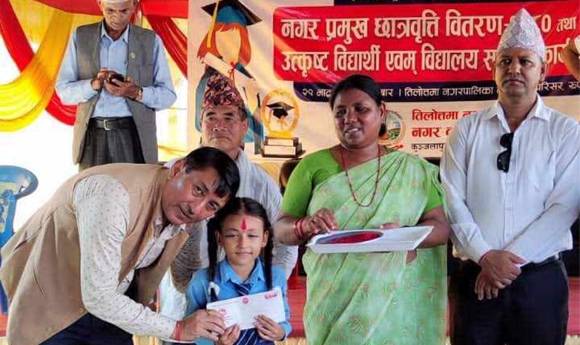 १४९ जना विद्यार्थीलाई तिलोत्तमाका मेयर खाणले दिए आफ्नो सेवा सुविधा बापतको रकमबाट छात्रवृत्ति