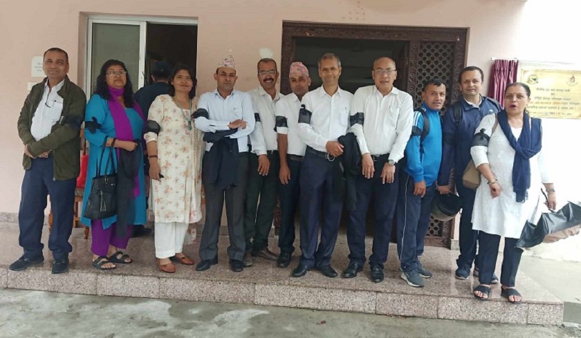   खेलकुद परिषद्का कर्मचारीको हातमा कालोपट्टी