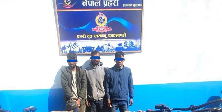   सशस्त्र प्रहरीले अर्डर गरेको १ सय २० वटा खुकुरी कारखानाबाटै चोरी, ३ जना पक्राउ