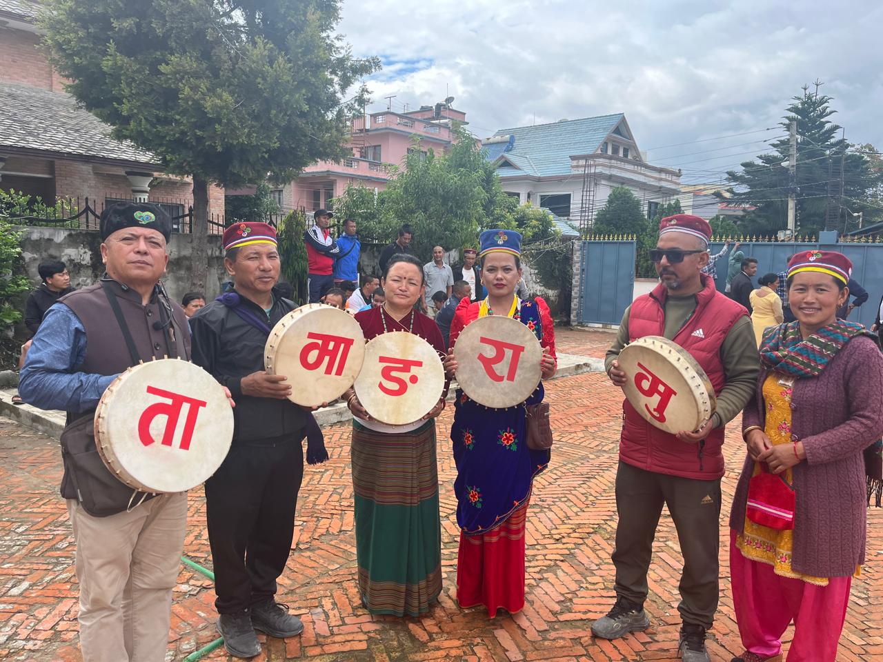 प्रचण्डलाई स्वागत गर्न झाँकीसहित खुमलटार निवासमा नेता तथा कार्यकर्ताको भिड