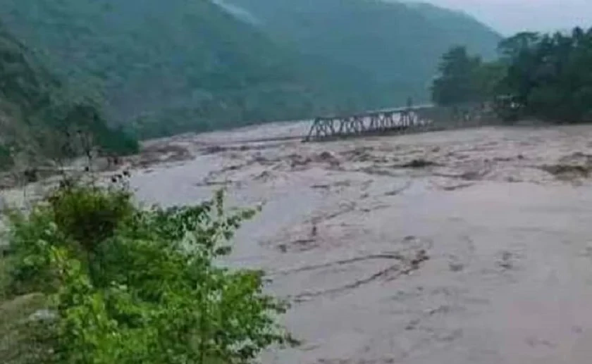 रामेछाप अपडेट : खैरेनीघाटको पुलमाथि सुनकोशी,  पहिरोमा एक जनाको मृत्यु