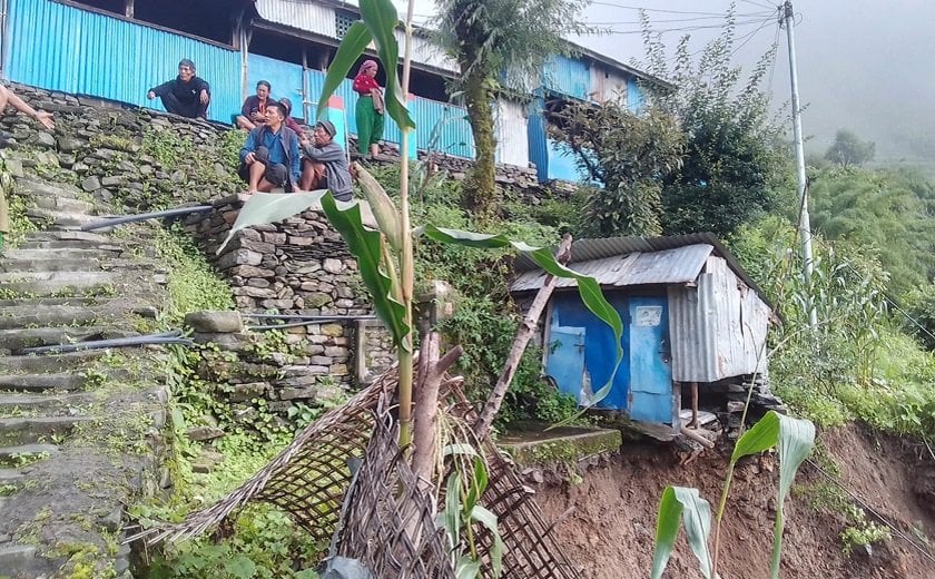 धादिङको किचेतमा पहिरोले गाउँ नै जोखिममा, स्थानीय त्रसित