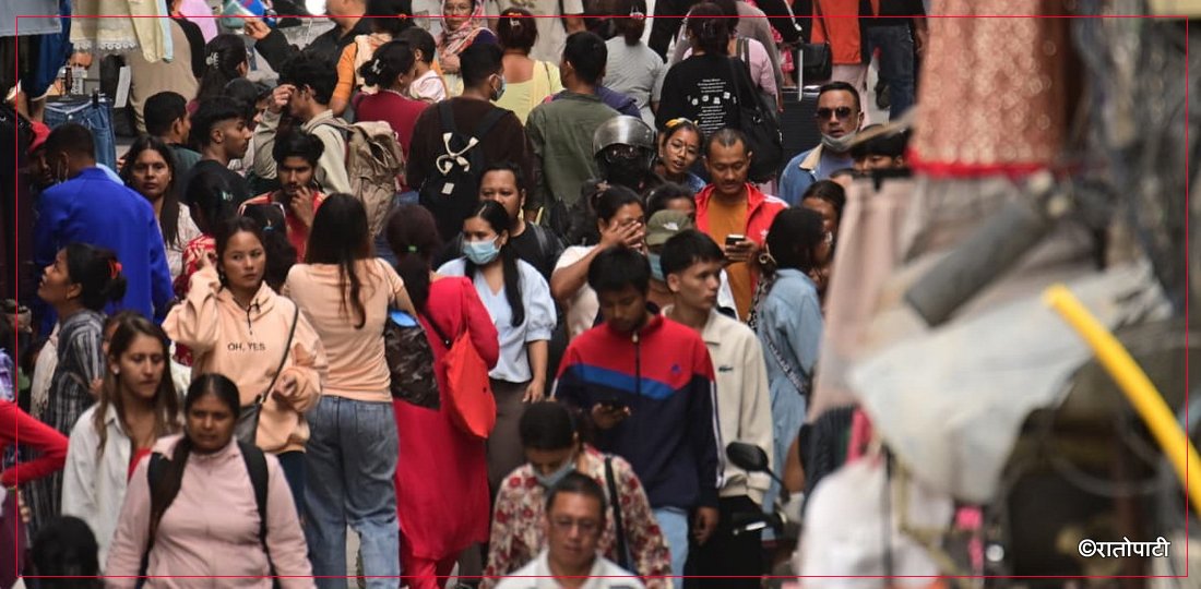 तस्बिरमा हेर्नुहोस् दसैँका लागि किनमेल गर्नेहरूको भीड