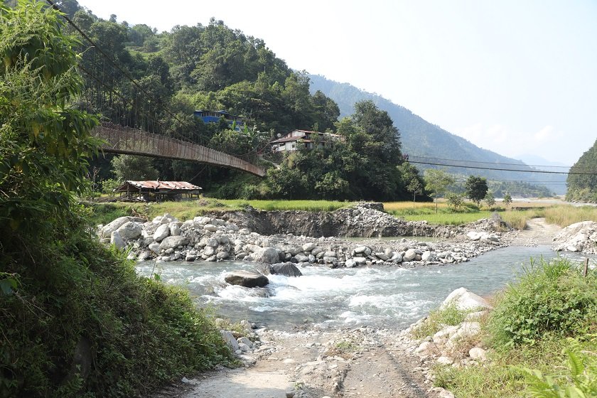 उत्तरी धादिङको किन्ताङ खोलामा बेलीब्रिज बन्दै