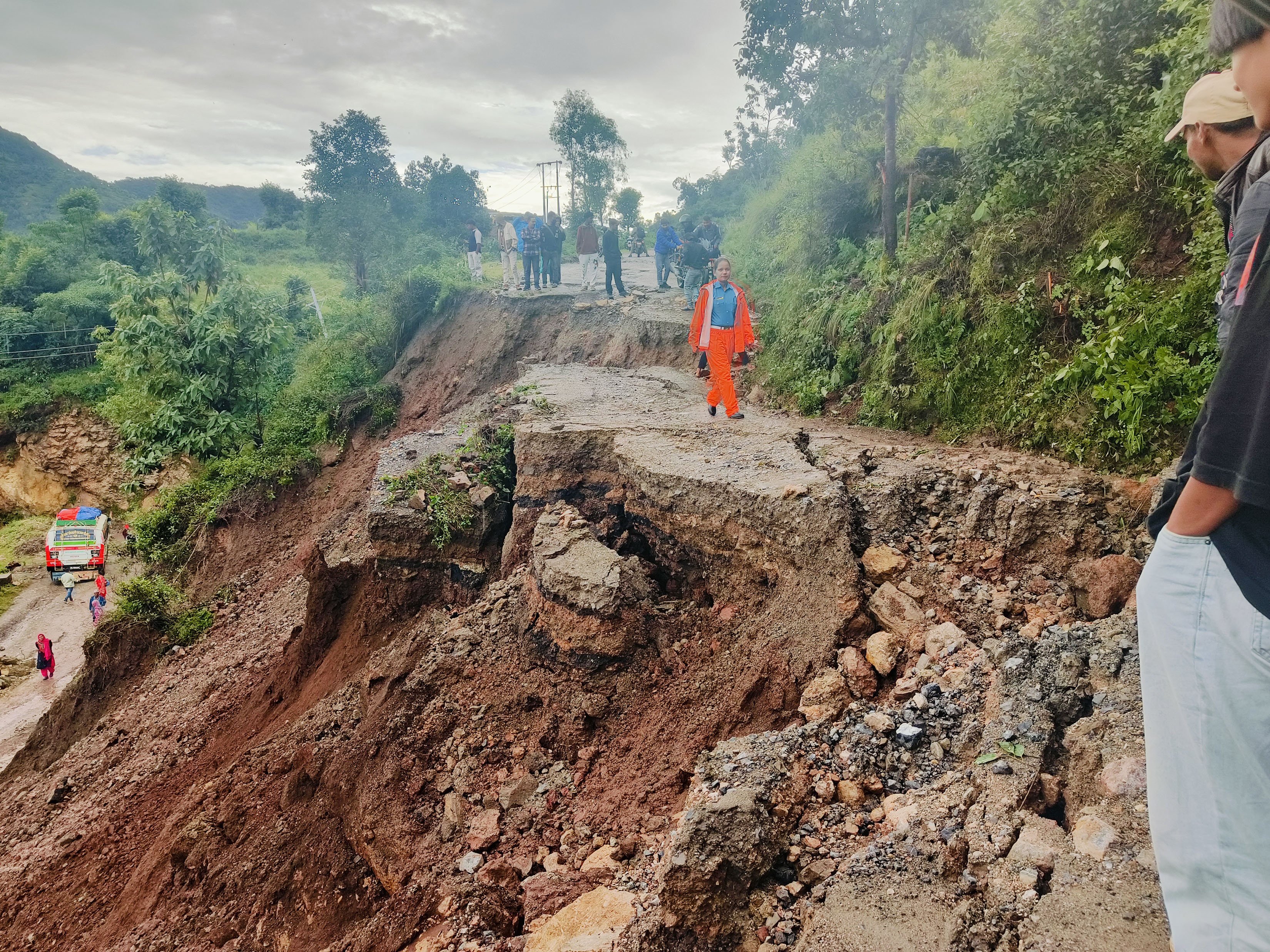 देशभर ६३ स्थानमा यातायात अवरुद्ध, काठमाडौँ उपत्यका प्रवेश गर्ने सबै नाका बन्द