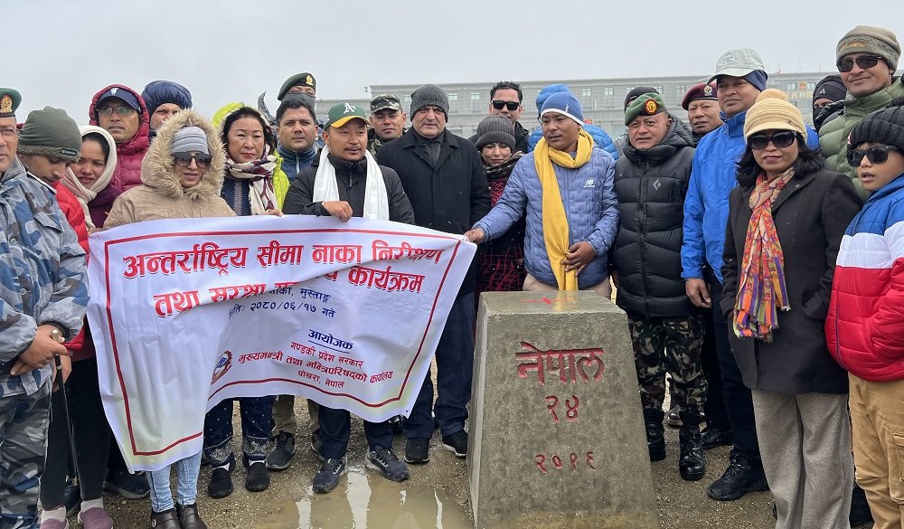 कोरोला नाका पुगेपछि मुख्यमन्त्रीले भने सडक र भौतिक संरचना छिटो निर्माण गर्नुपर्छ