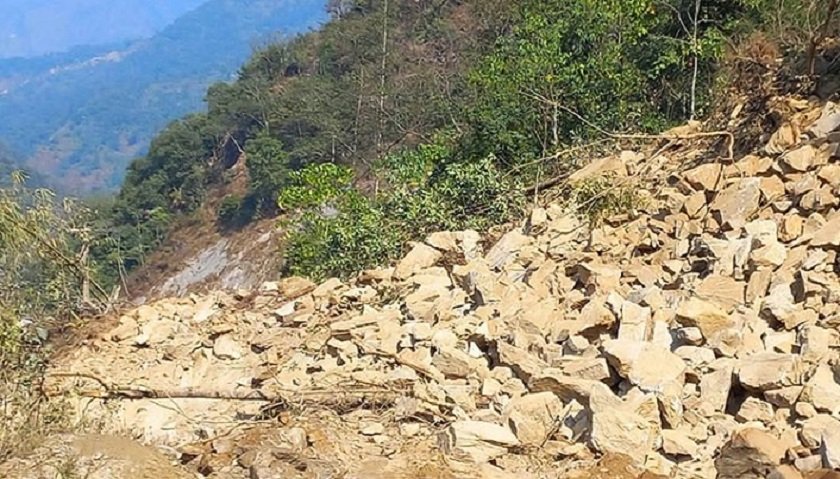   पहिरोका कारण कोशी र अरनिको राजमार्ग पूर्ण ठप्प