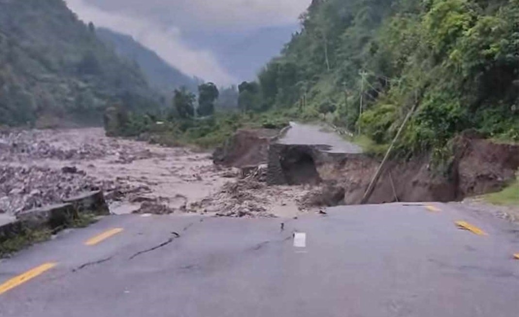 कोशी राजमार्ग बाढीले बगायो, यातायात अवरुद्ध