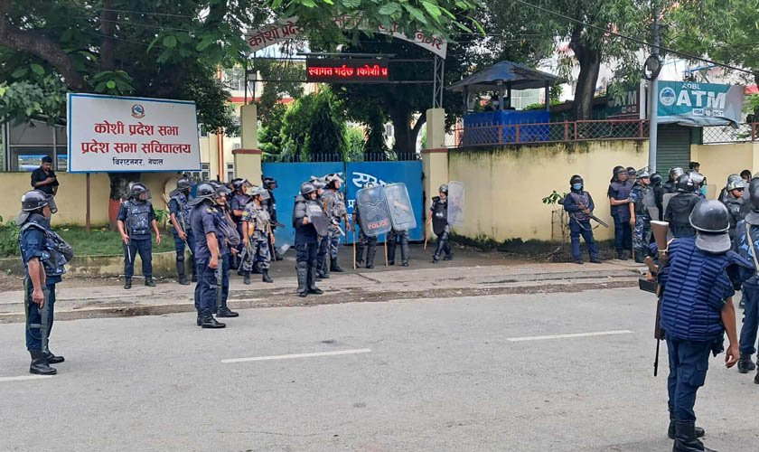   प्रदर्शनकारी कोशी प्रदेशसभा भवन प्रवेश गर्न खोजेपछि सडक रणमैदान