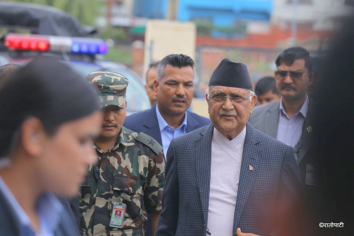 खडेरीको सामना गरिरहेका महोत्तरी र बाराका किसानसँग भलाकुसारी गर्दै प्रधानमन्त्री